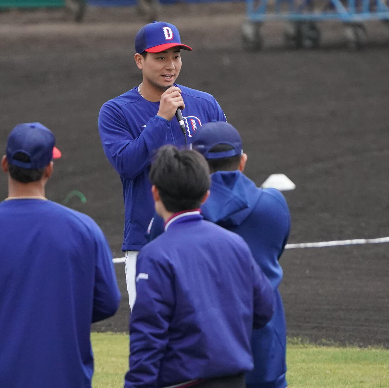 練習開始前、ナインに話をする石伊（奥）（撮影・森本幸一）