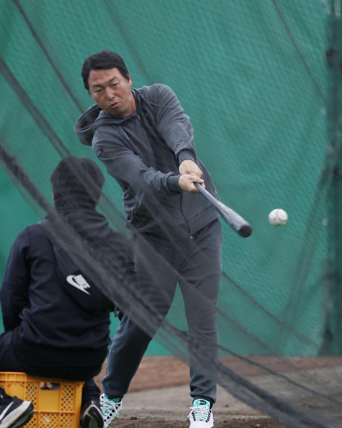 ティー打撃をする巨人長野久義編成本部参与（撮影・増田悦実）