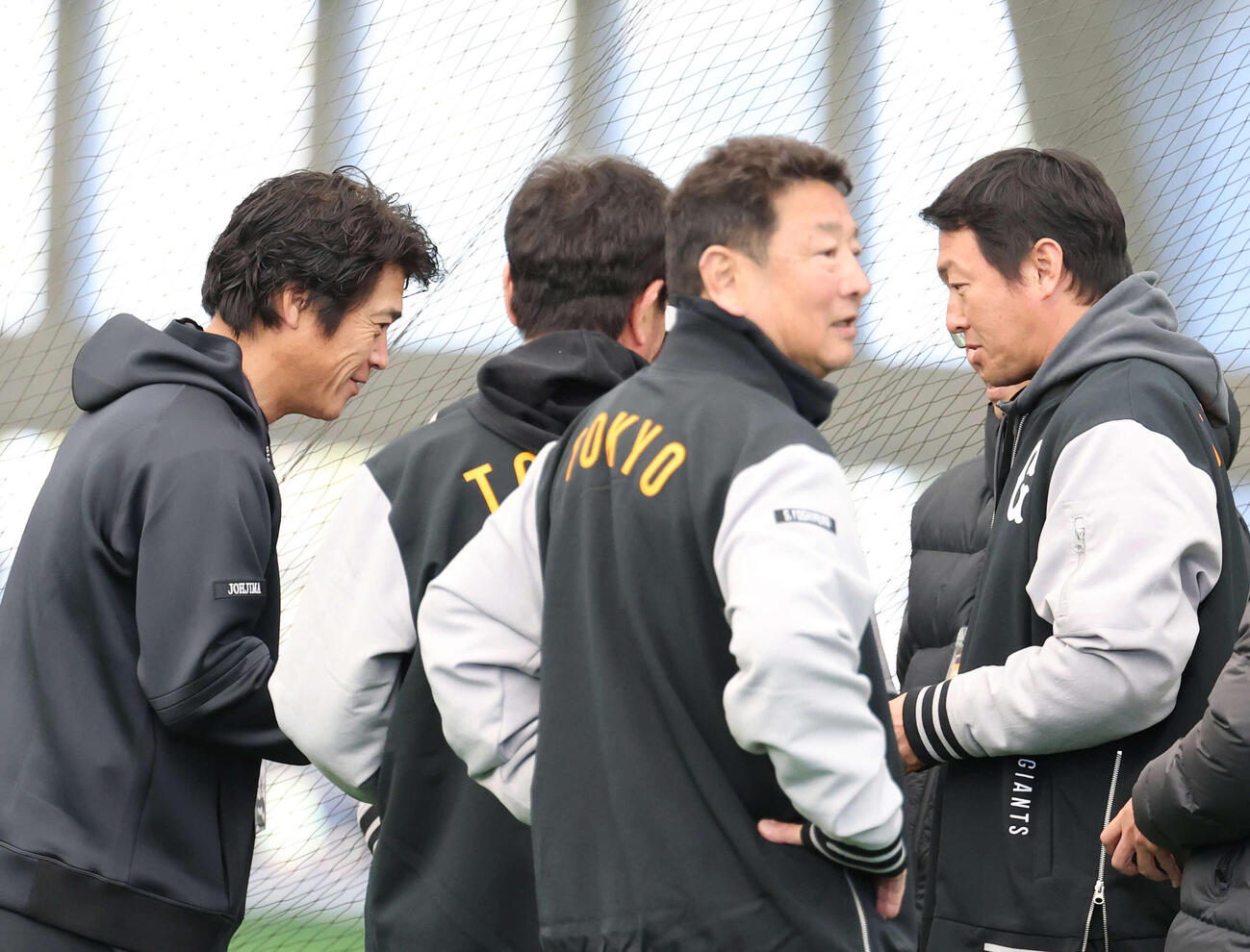 視察に訪れたソフトバンク城島健司CBO（左）にあいさつする巨人長野久義編成本部参与（撮影・増田悦実）