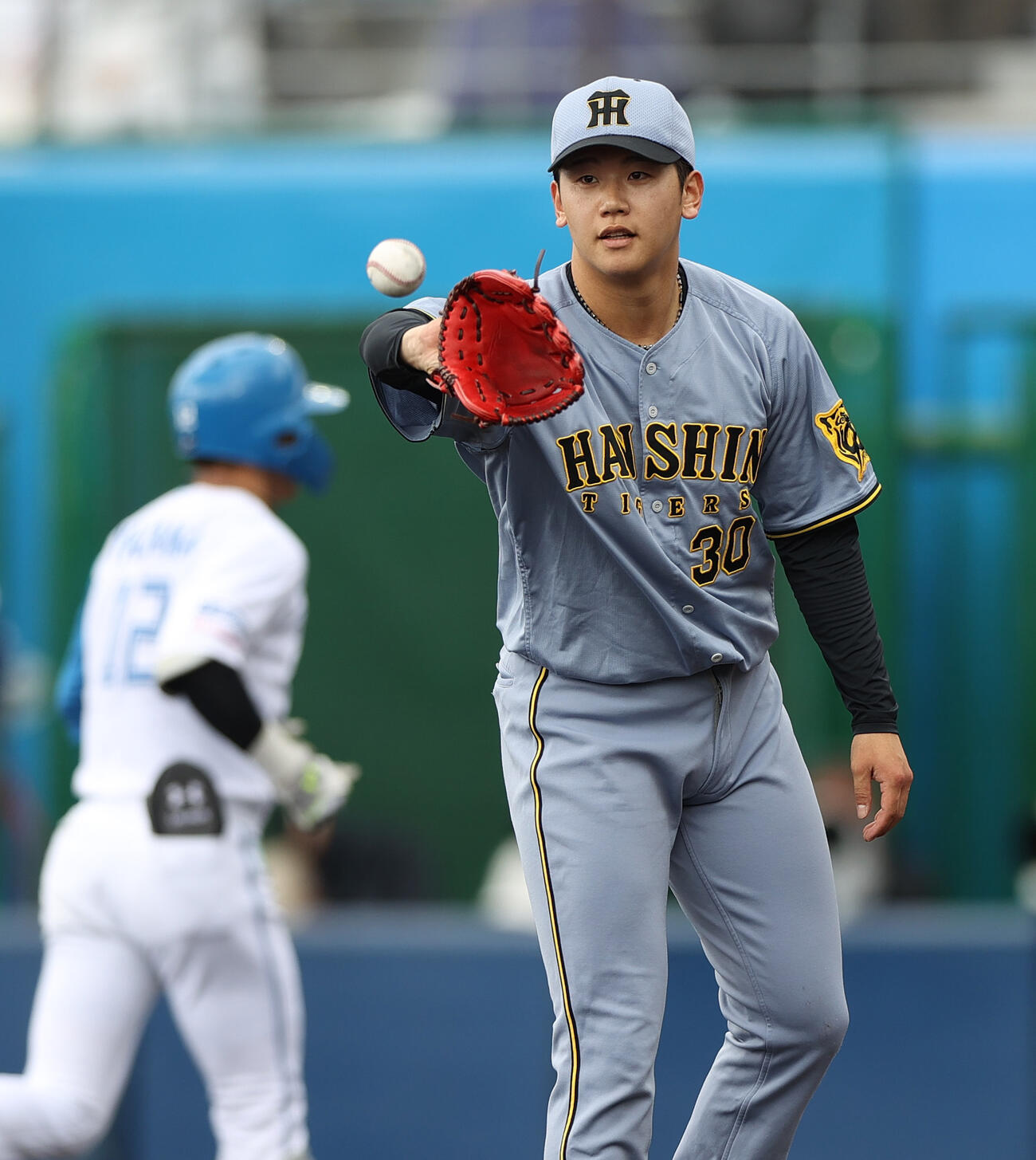 練習試合・日本ハム対阪神　3回裏に登板の阪神門別（手前）は矢沢を中飛に仕留める（撮影・上山淳一）