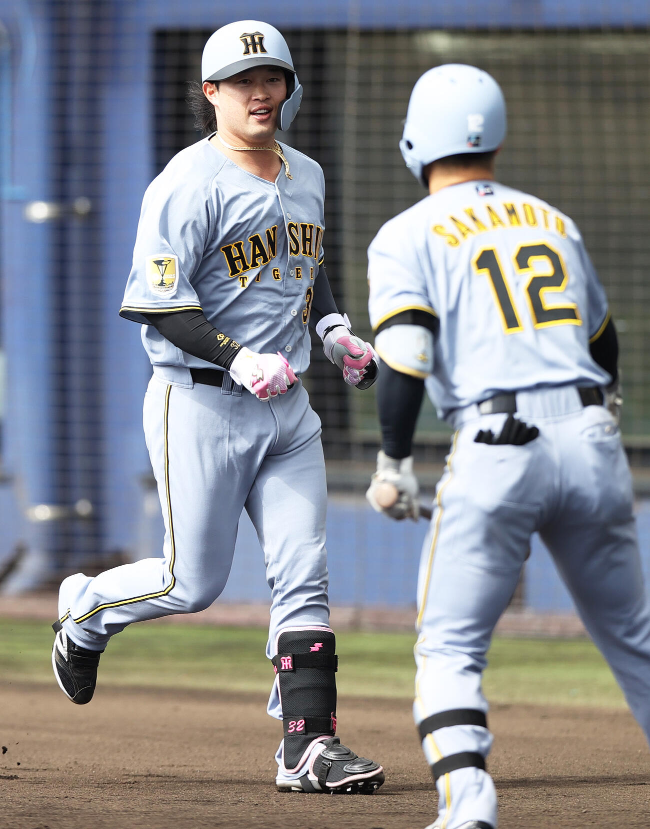 練習試合・日本ハム対阪神　3回表阪神2死、浜田（左）は左越え本塁打を放ち坂本の出迎えに笑顔を見せる（撮影・上山淳一）