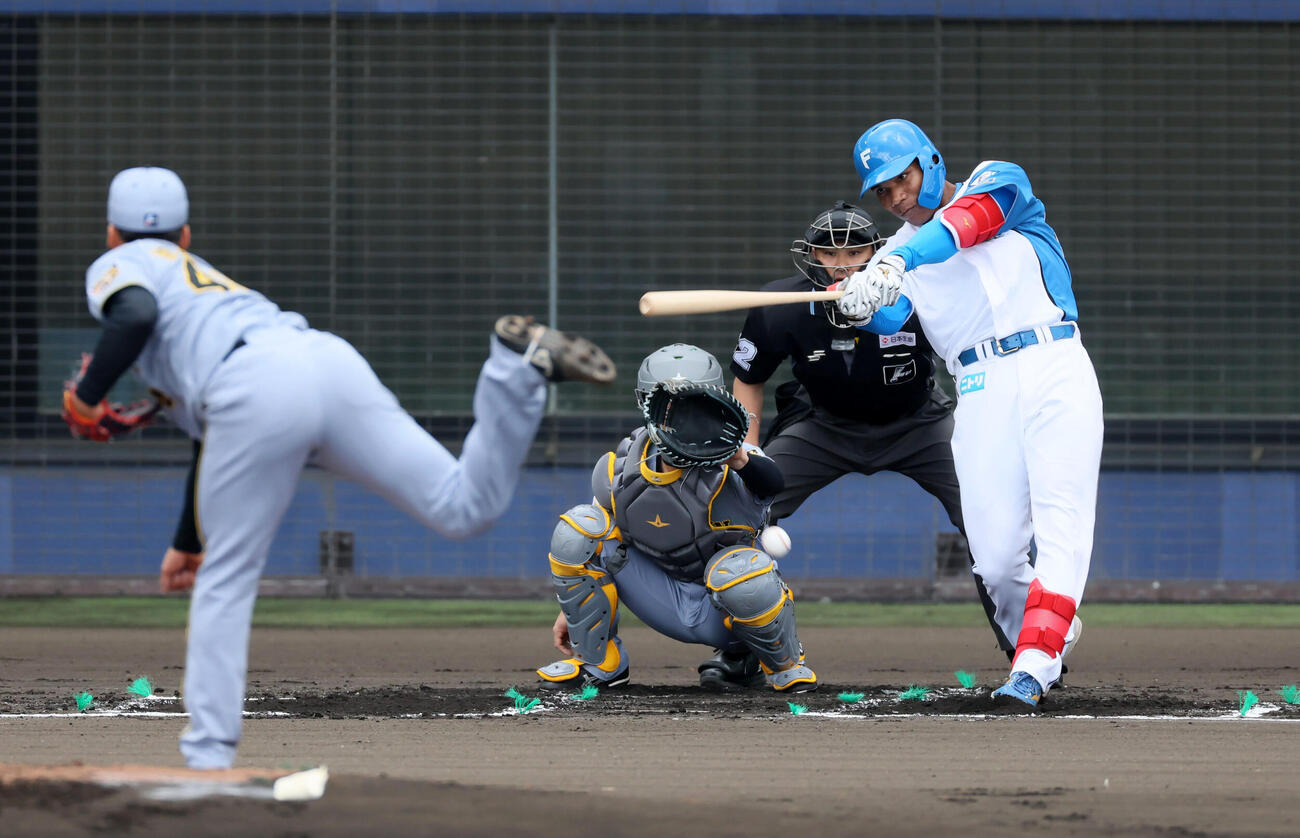1回裏日本ハム2死一塁、エドポロは遊内野安打を放つ。投手茨木（撮影・加藤哉）