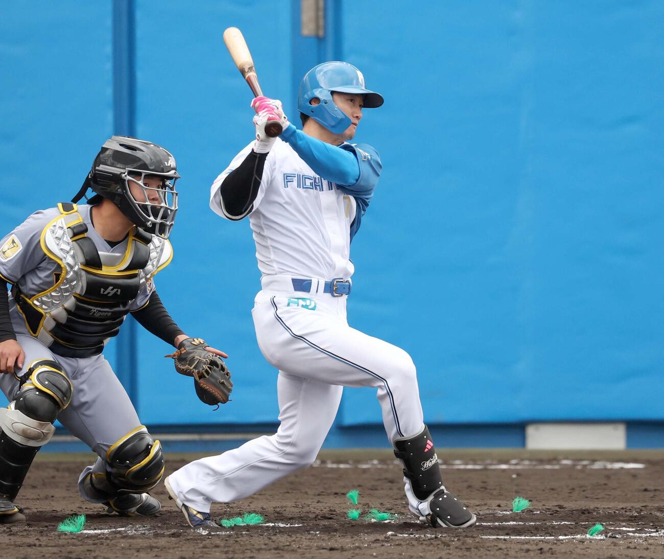 日本ハム対阪神　6回裏日本ハム無死一塁、右前打を放つ西川（撮影・黒川智章）