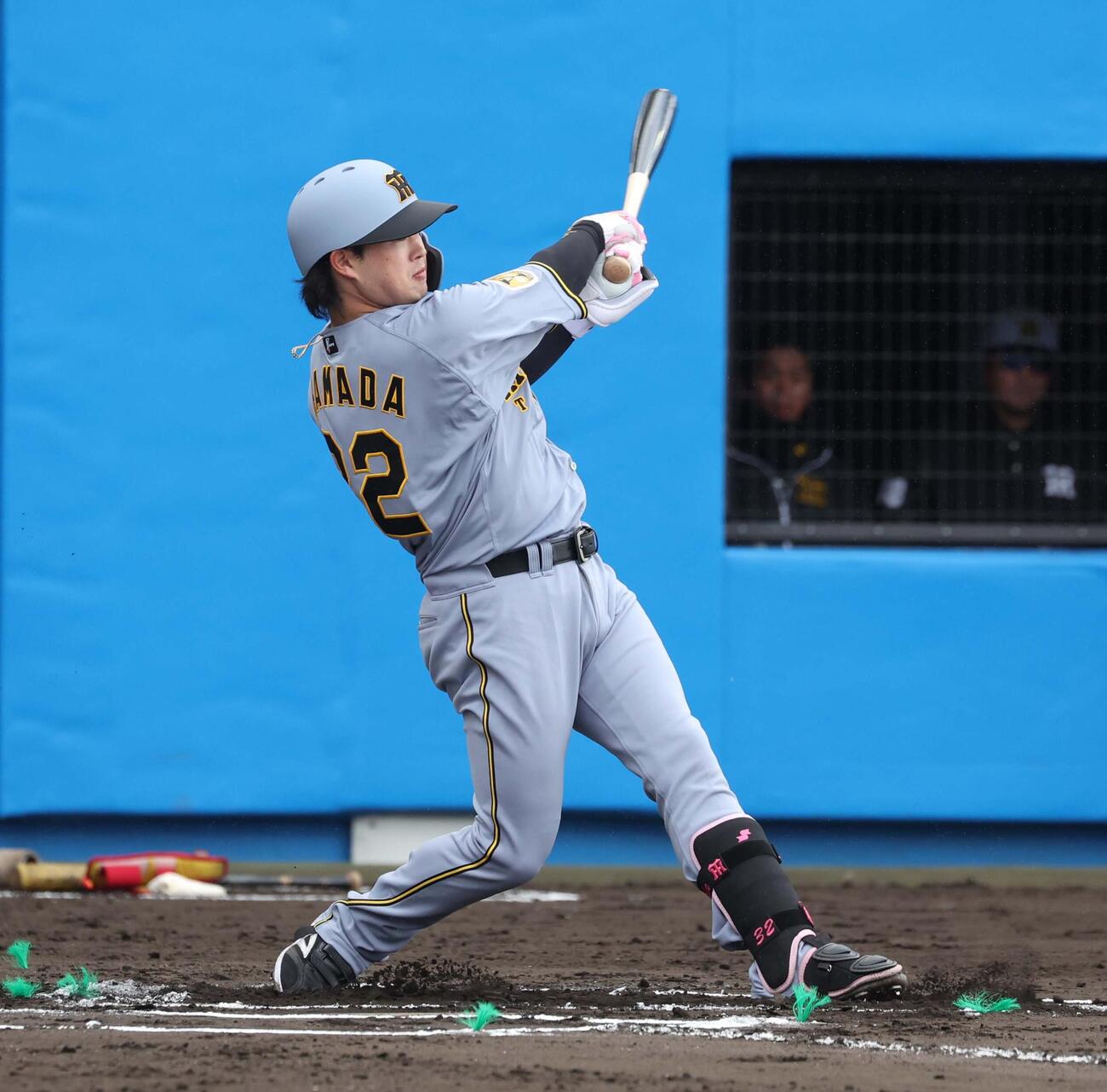 日本ハム対阪神　6回表阪神2死、左前打を放つ浜田（撮影・黒川智章）