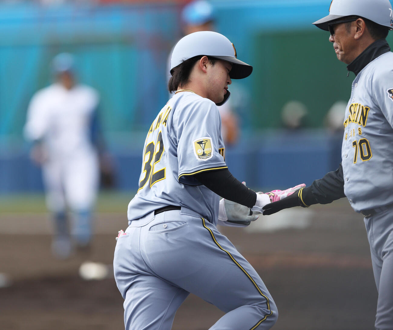 練習試合・日本ハム対阪神　4回表阪神2死、浜田（左）は左越え本塁打を放ち田中内野守備走塁コーチとタッチをかわす（撮影・上山淳一）