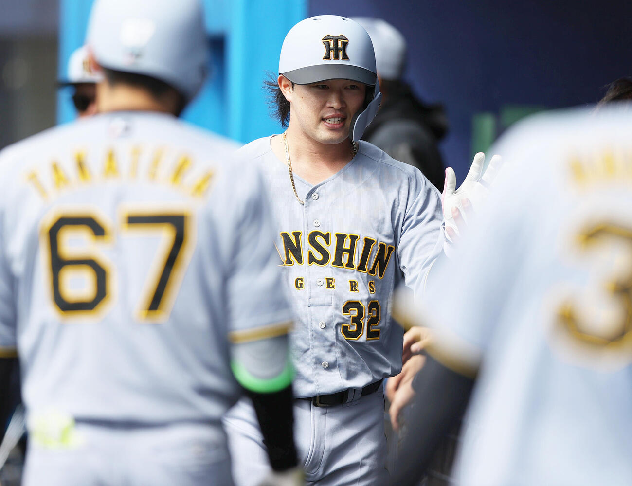 練習試合・日本ハム対阪神　4回表阪神2死、浜田（中央）は左越え本塁打を放ち祝福を受ける（撮影・上山淳一）