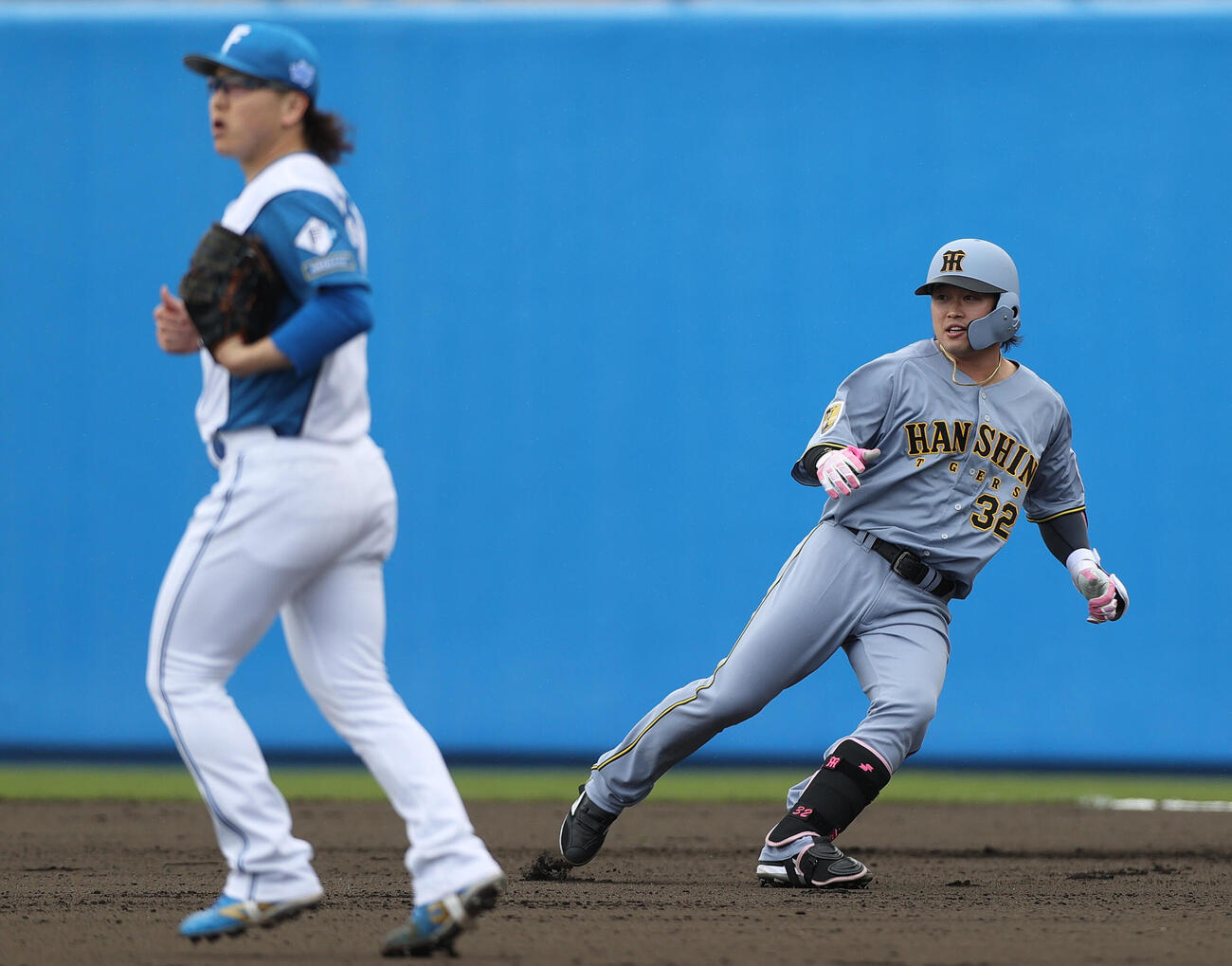 練習試合・日本ハム対阪神　6回表阪神2死、浜田は左前打を放つ。手前は投手生田目（撮影・上山淳一）