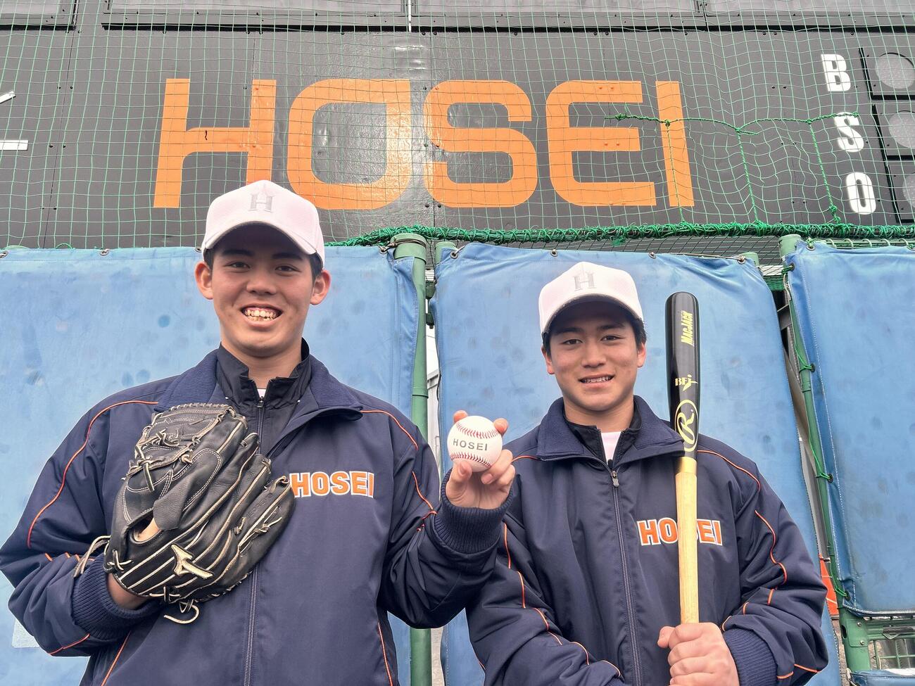 法大に今春入学する横浜の片山（左）と奥村（撮影・平山連）