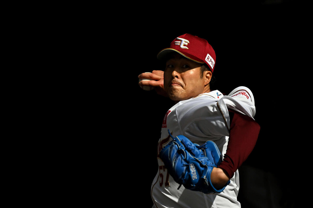 黙々と投げ込む楽天滝中（撮影・滝沢徹郎）