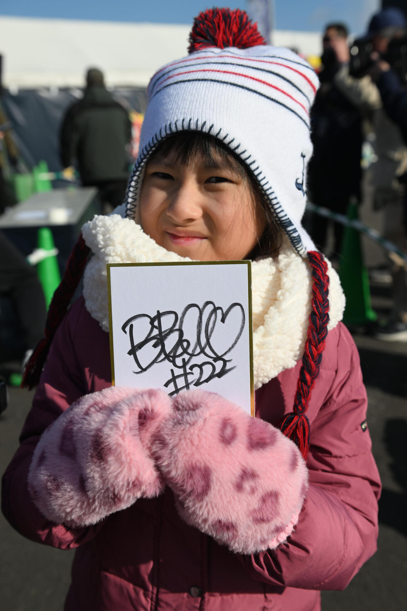 オリックスのマスコットのバファローベルからサインをもらった鹿児島から来た女の子は「うれしかった」とにっこり（撮影・和賀正仁）
