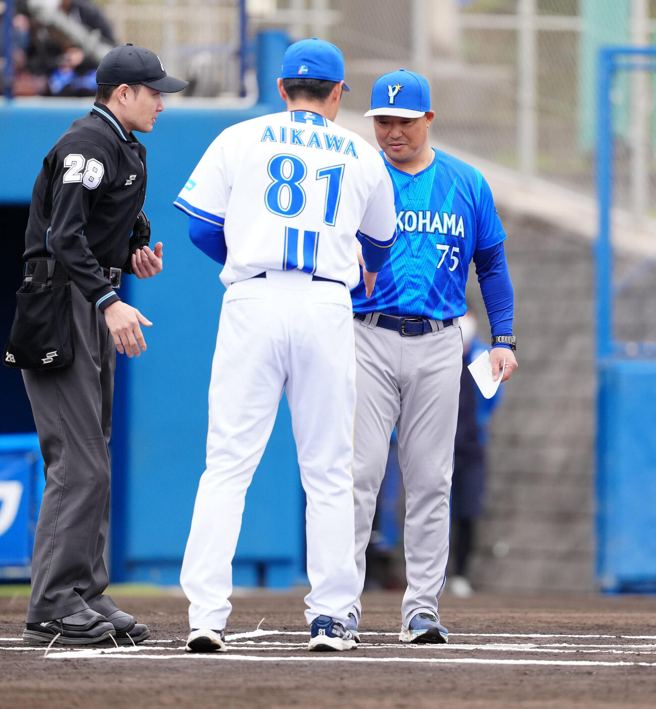 メンバー表交換するDeNA村田2軍監督と相川監督（撮影・鈴木みどり）