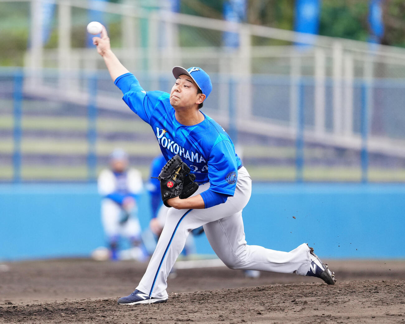 DeNA青白戦の5回裏から登板したDeNA吉野（撮影・鈴木みどり）