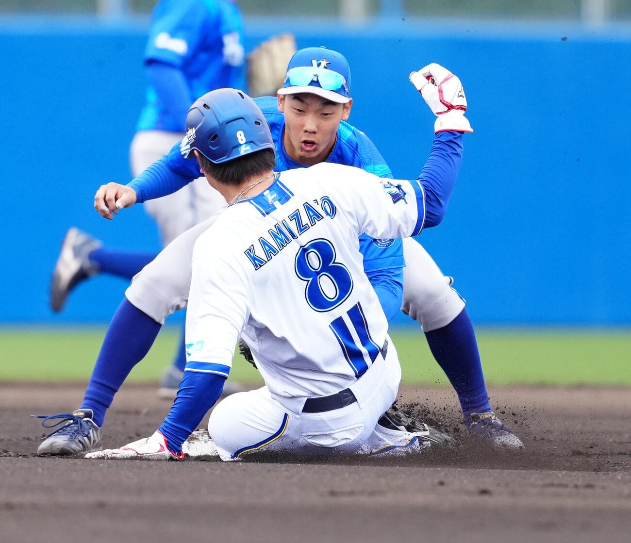 青白戦の1回裏2死一塁、打者九鬼の時、二盗を試みるもアウトとなる一塁走者神里。二塁手田内（撮影・鈴木みどり）