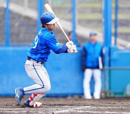 DeNA青白戦の3回表1死、中前打を放つ西巻（撮影・鈴木みどり）