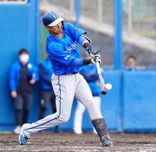 DeNA青白戦の4回表無死、二塁打を放つ蝦名（撮影・鈴木みどり）