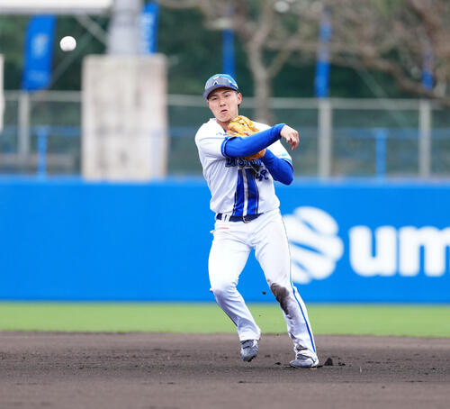 DeNA青白戦の6回表2死、関根の打球を一塁へ送球し、二ゴロに仕留める二塁手成瀬（撮影・鈴木みどり）
