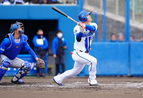 DeNA青白戦の6回裏1死満塁、先制の中犠飛を放つ小笠原（撮影・鈴木みどり）