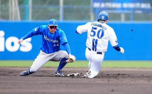DeNA青白戦の2回裏2死一塁、二盗を試みるもアウトとなる一塁走者山本。遊撃手石上（撮影・鈴木みどり）