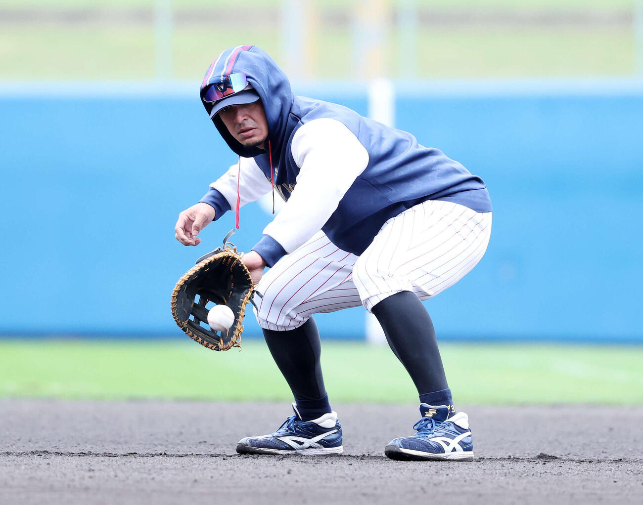 早出特守するヤクルトオスナ（撮影・鈴木正人）　