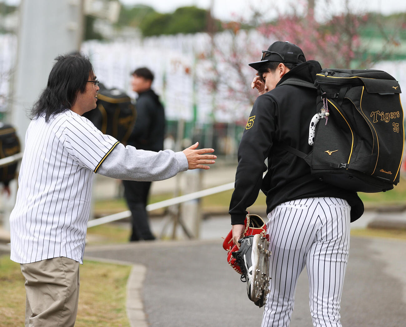 阪神才木（右）にあいさつするロッチ中岡（撮影・上山淳一）