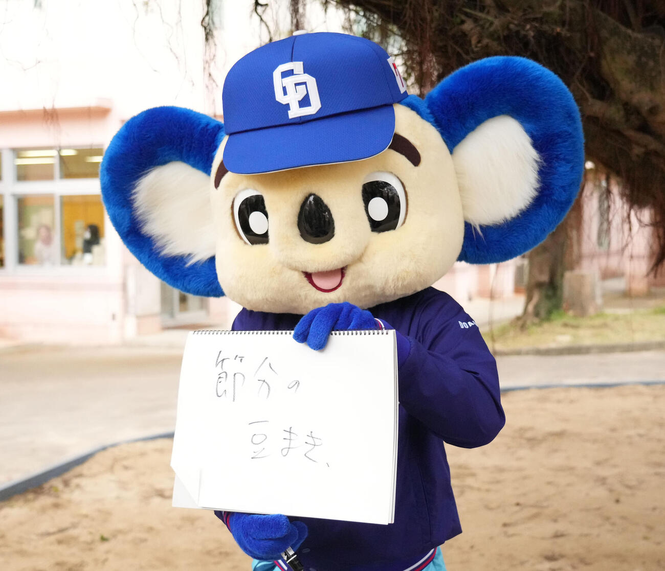 あいさつ運動後、取材に応じこのキャンプで仲良くなった選手とのきっかけを答えるドアラ（撮影・森本幸一）
