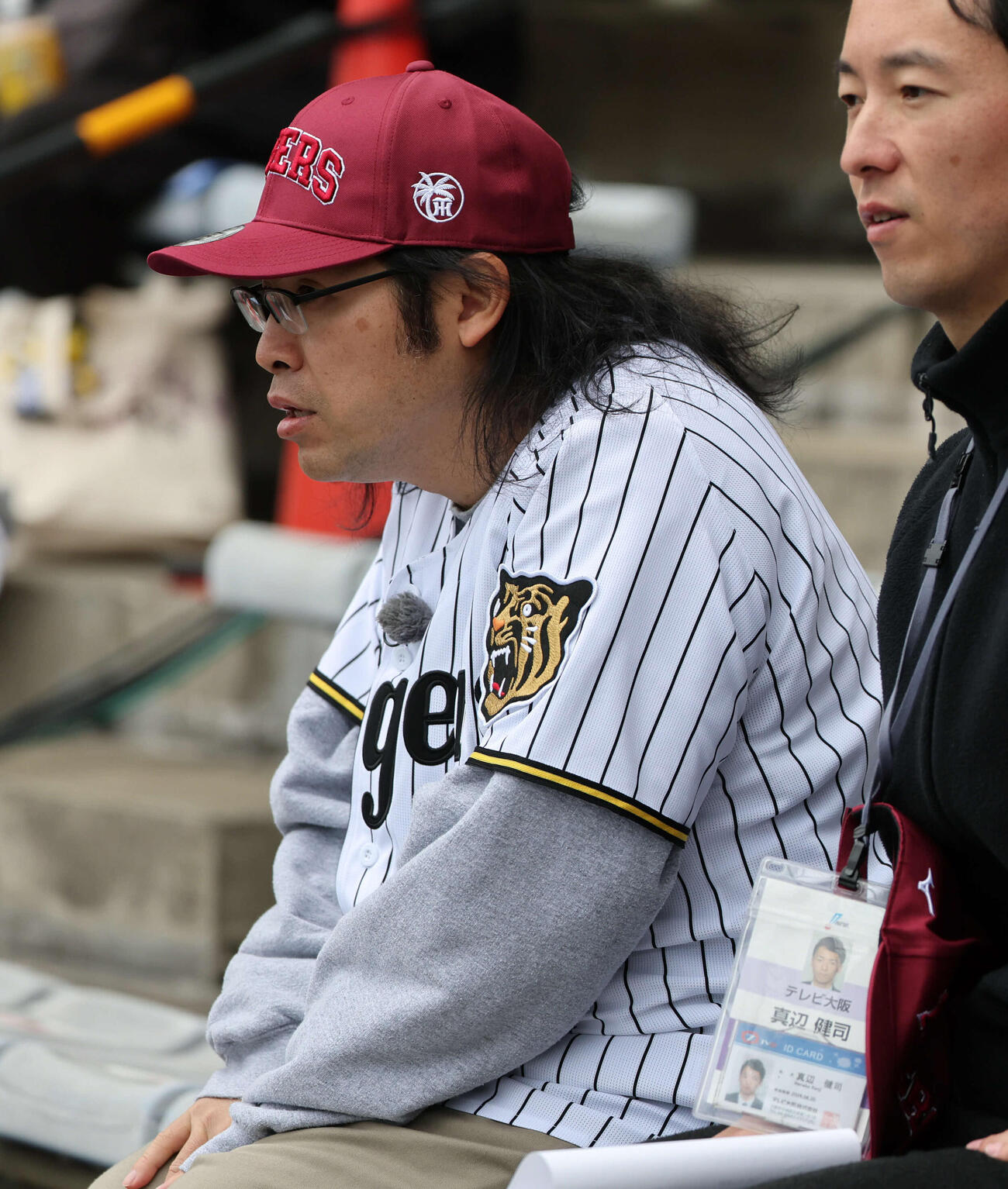 真剣な表情で阪神の練習を見るロッチ中岡（撮影・西尾就之）