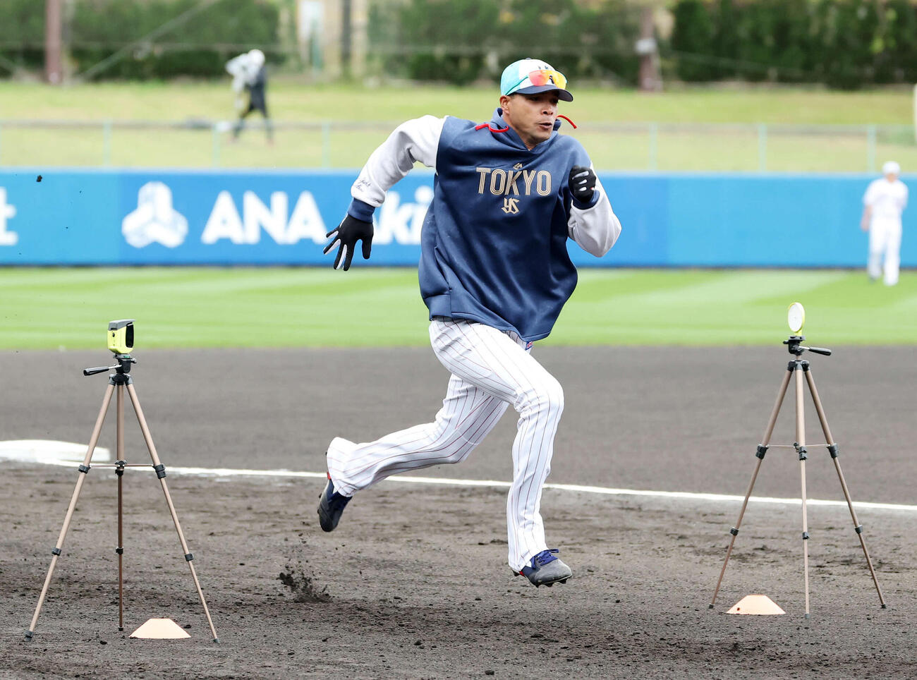 測定機を使いダッシュトレーニングするヤクルトオスナ（撮影・鈴木正人）　