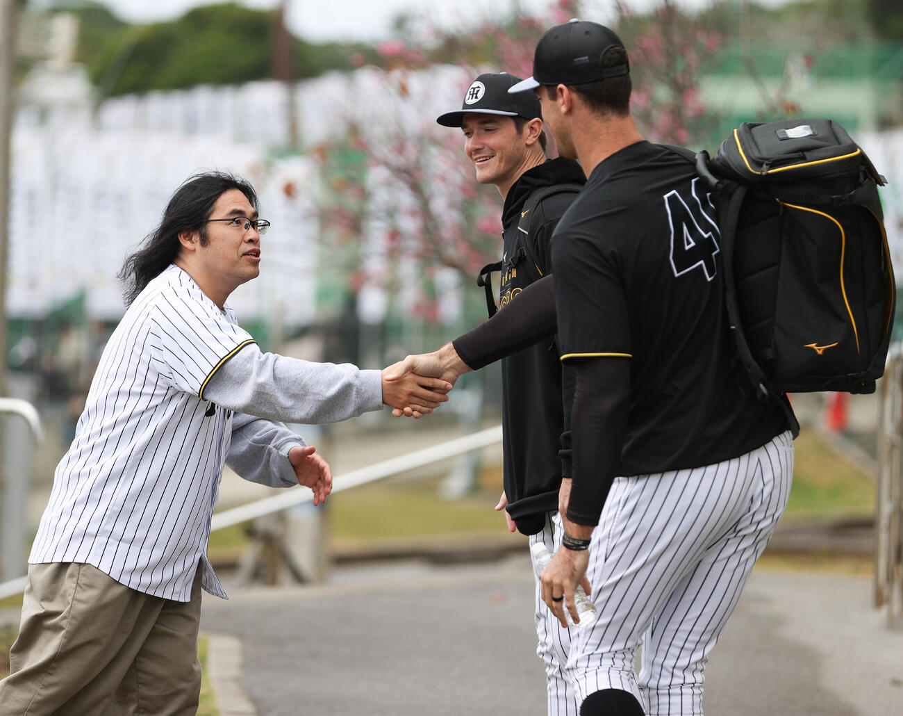 阪神ラグズデール（右）とあいさつするロッチ中岡。中央はルーカス（撮影・上山淳一）