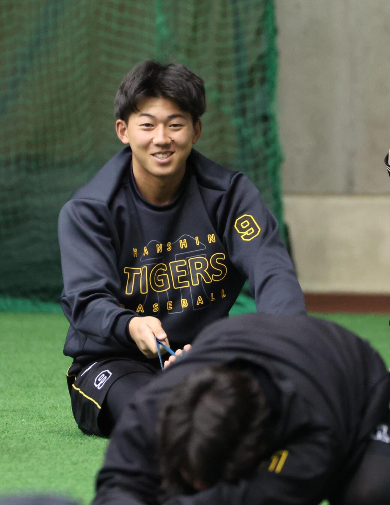 初めて宜野座に姿を見せた阪神立石は笑顔（撮影・西尾就之）
