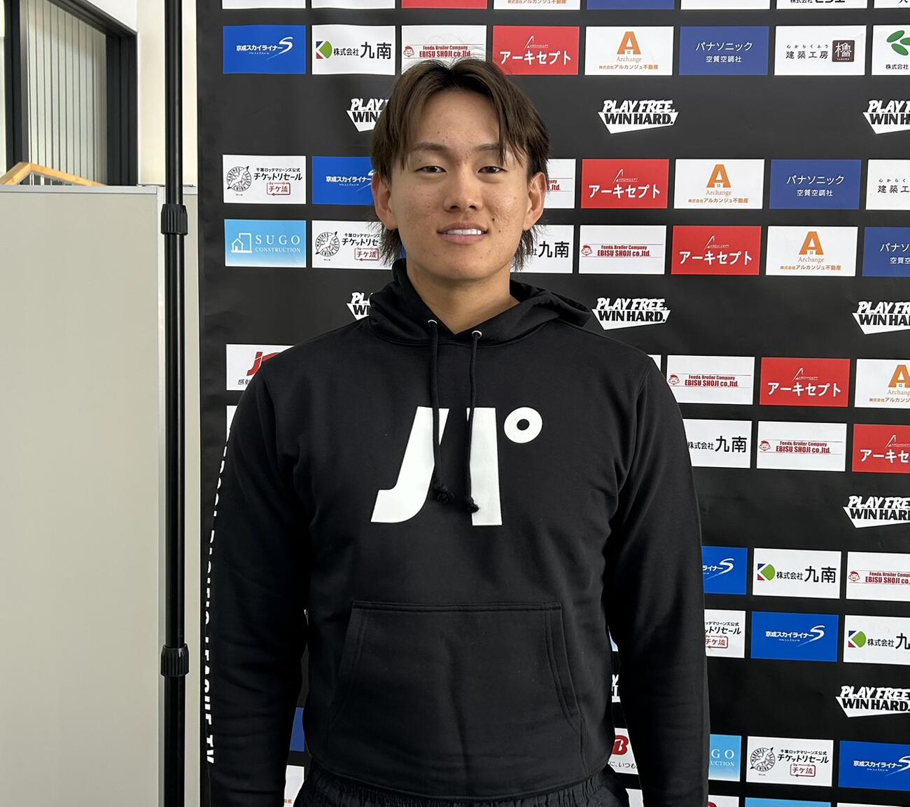 パ・リーグTVからプレゼントされたパーカを着用する山本（撮影・星夏穂）