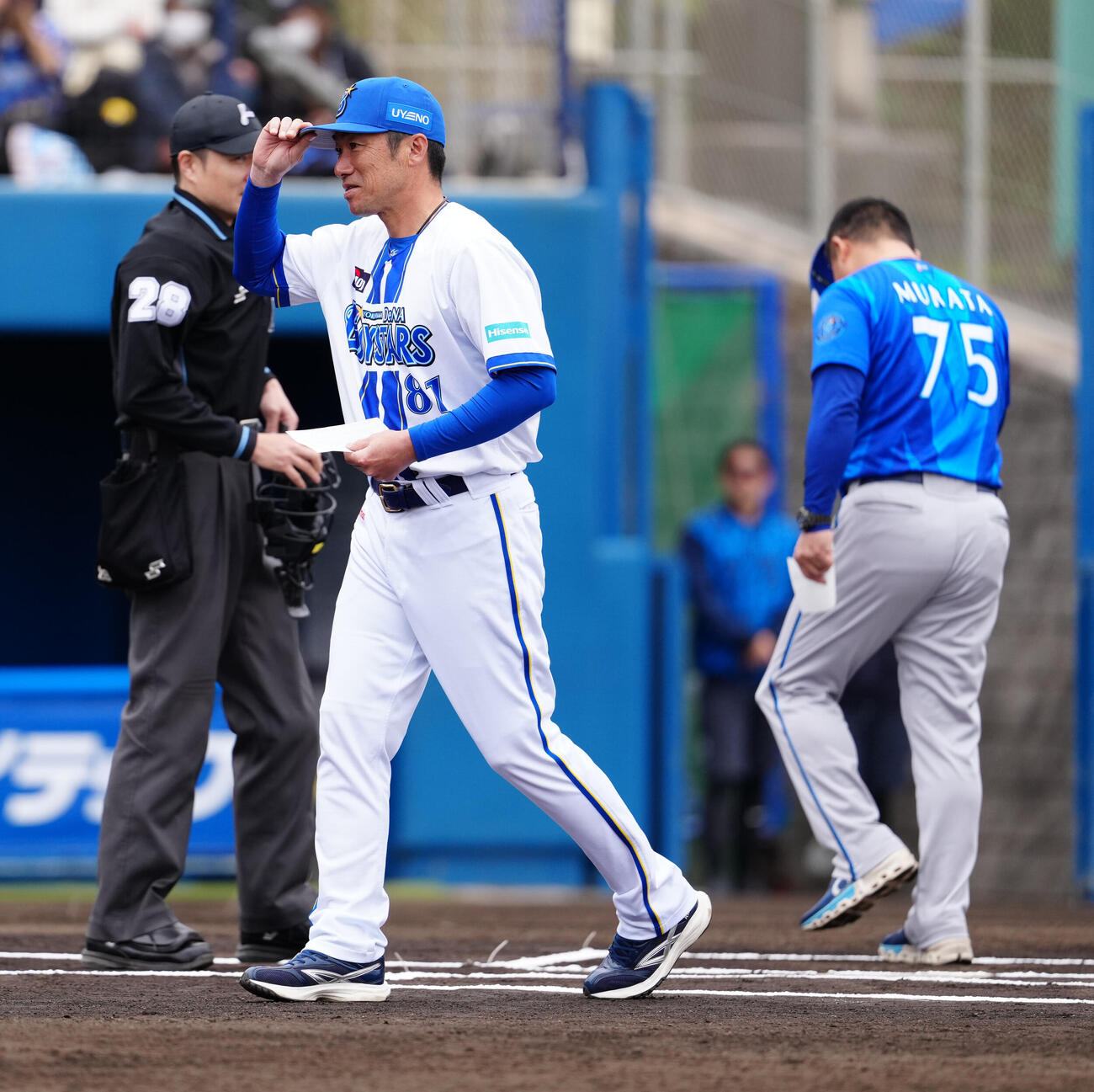青白戦で村田2軍監督（右）とのメンバー表交換を終え、ベンチへ戻る相川監督（撮影・鈴木みどり）