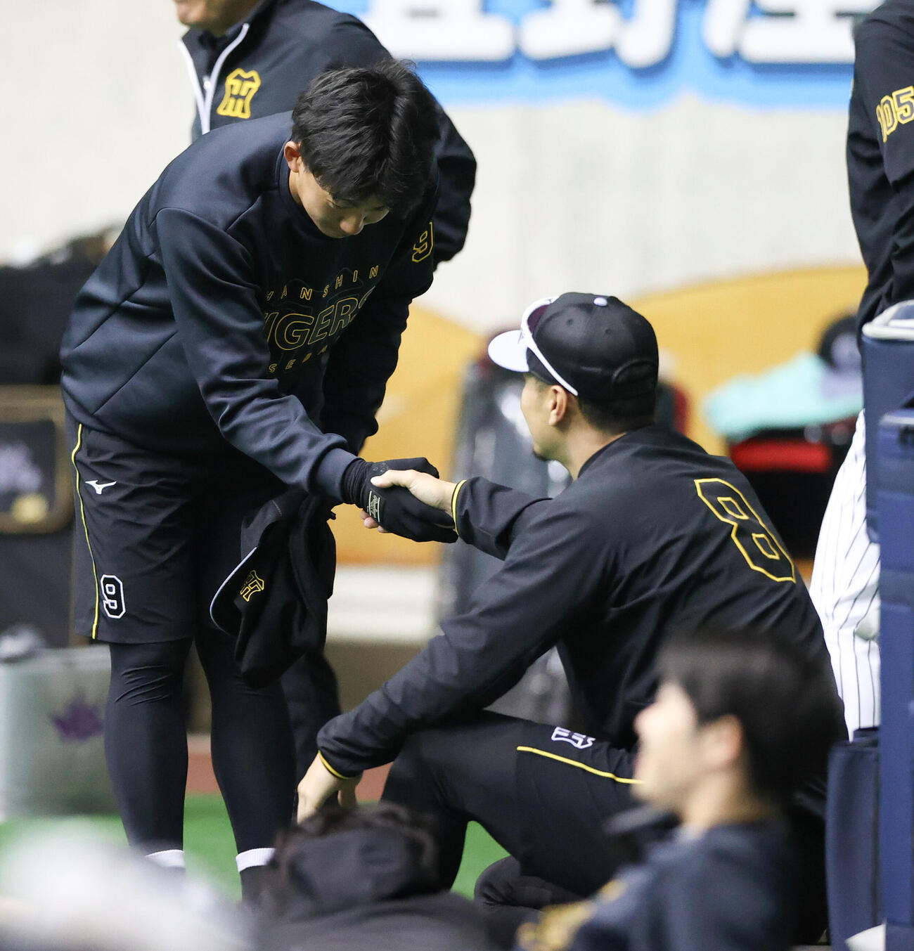 阪神佐藤（右）にあいさつし握手をかわす立石（撮影・上山淳一）