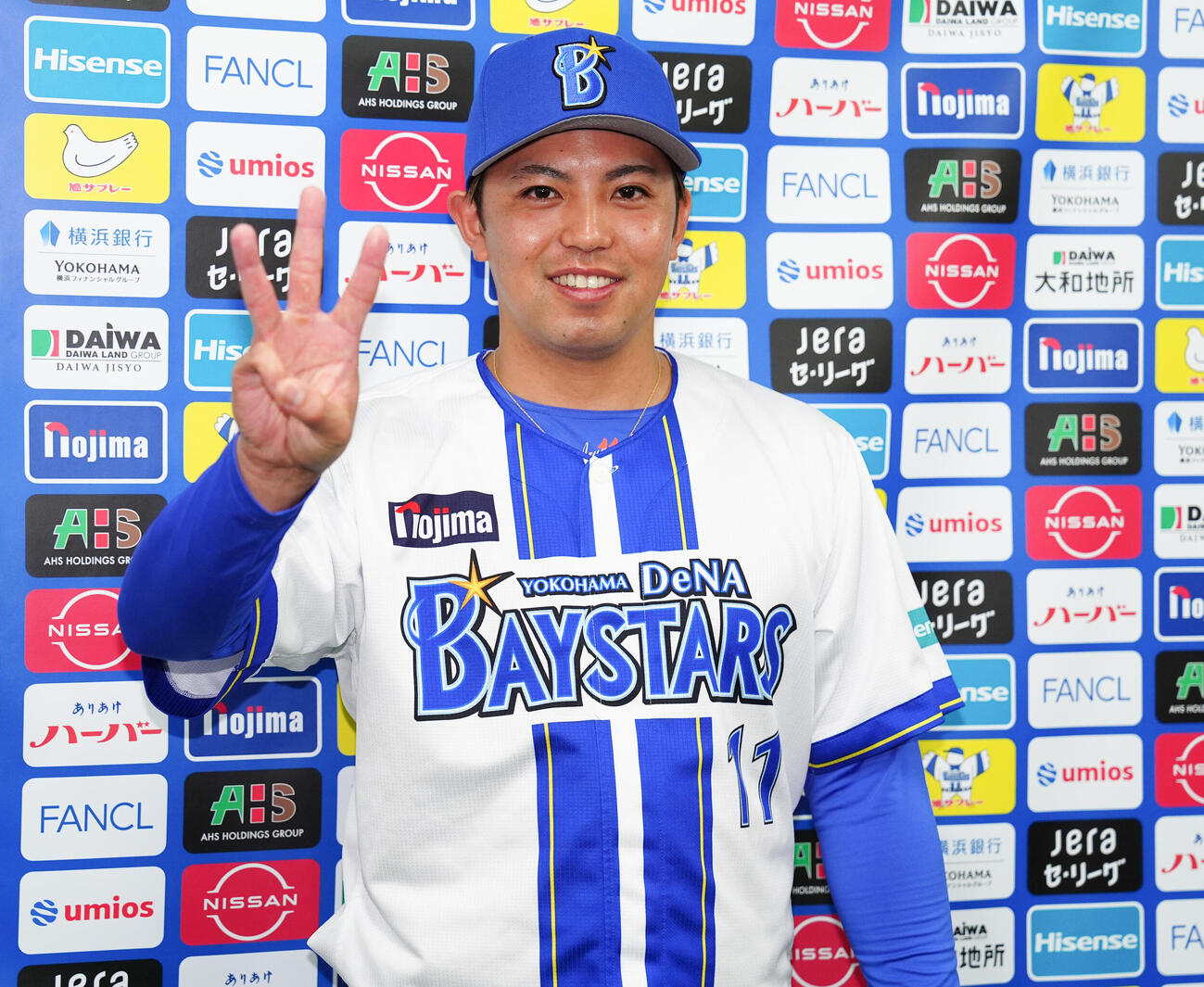 3年連続の開幕投手に選ばれ、笑顔で写真に納まるDeNA東（撮影・鈴木みどり）
