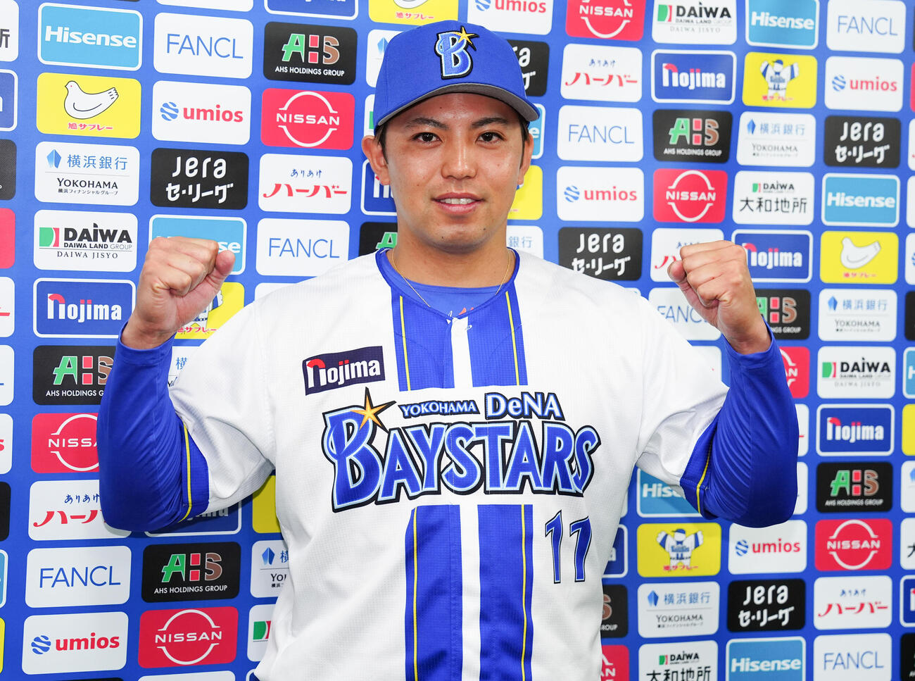 3年連続の開幕投手に選ばれ、ガッツポーズするDeNA東（撮影・鈴木みどり）