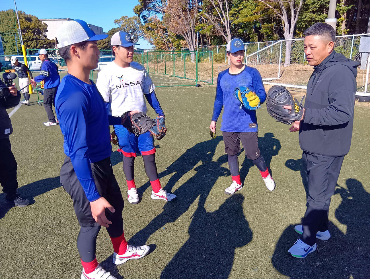 谷繁氏が捕手陣にキャッチング、スローイングを指導