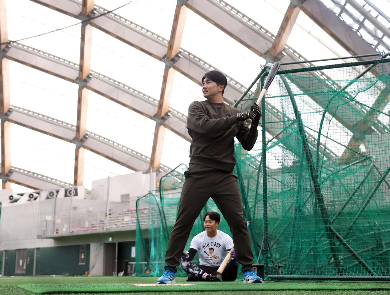 休日返上で木の花ドームに練習に来た巨人泉口（手前）と中山はマシン打撃で打ち込む（撮影・浅見桂子）