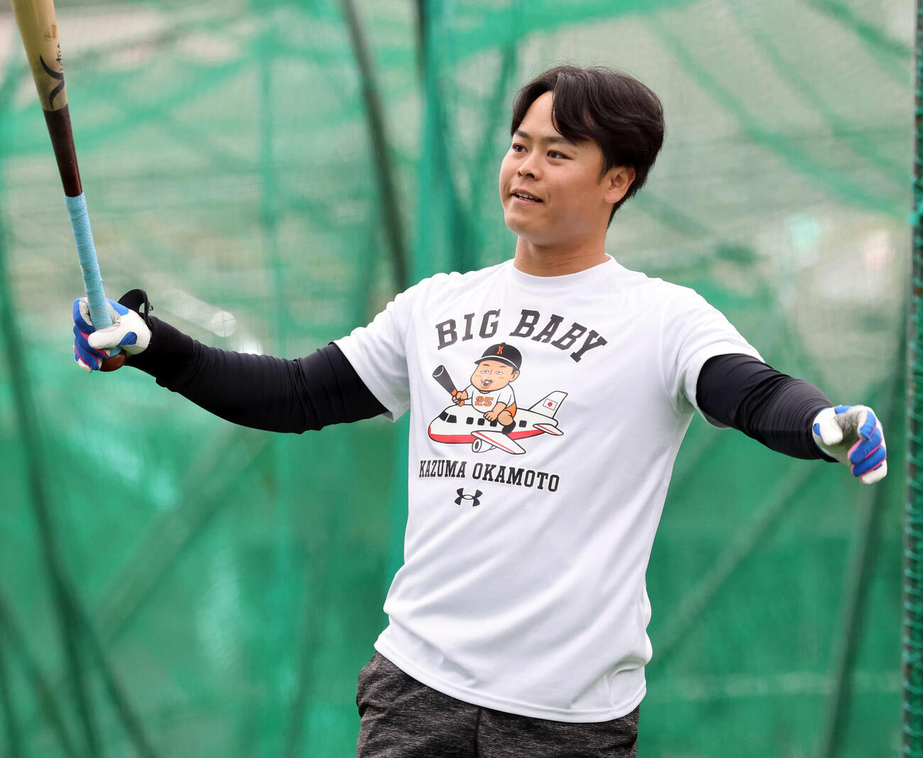 休日返上で木の花ドームに練習に来た巨人中山は岡本和真のTシャツを着てマシン打撃で打ち込む（撮影・浅見桂子）