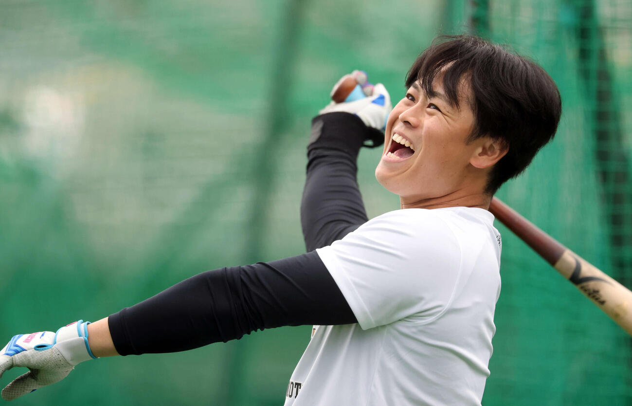 休日返上で木の花ドームに練習に来た巨人中山はハツラツとした表情でマシン打撃で打ち込む（撮影・浅見桂子）