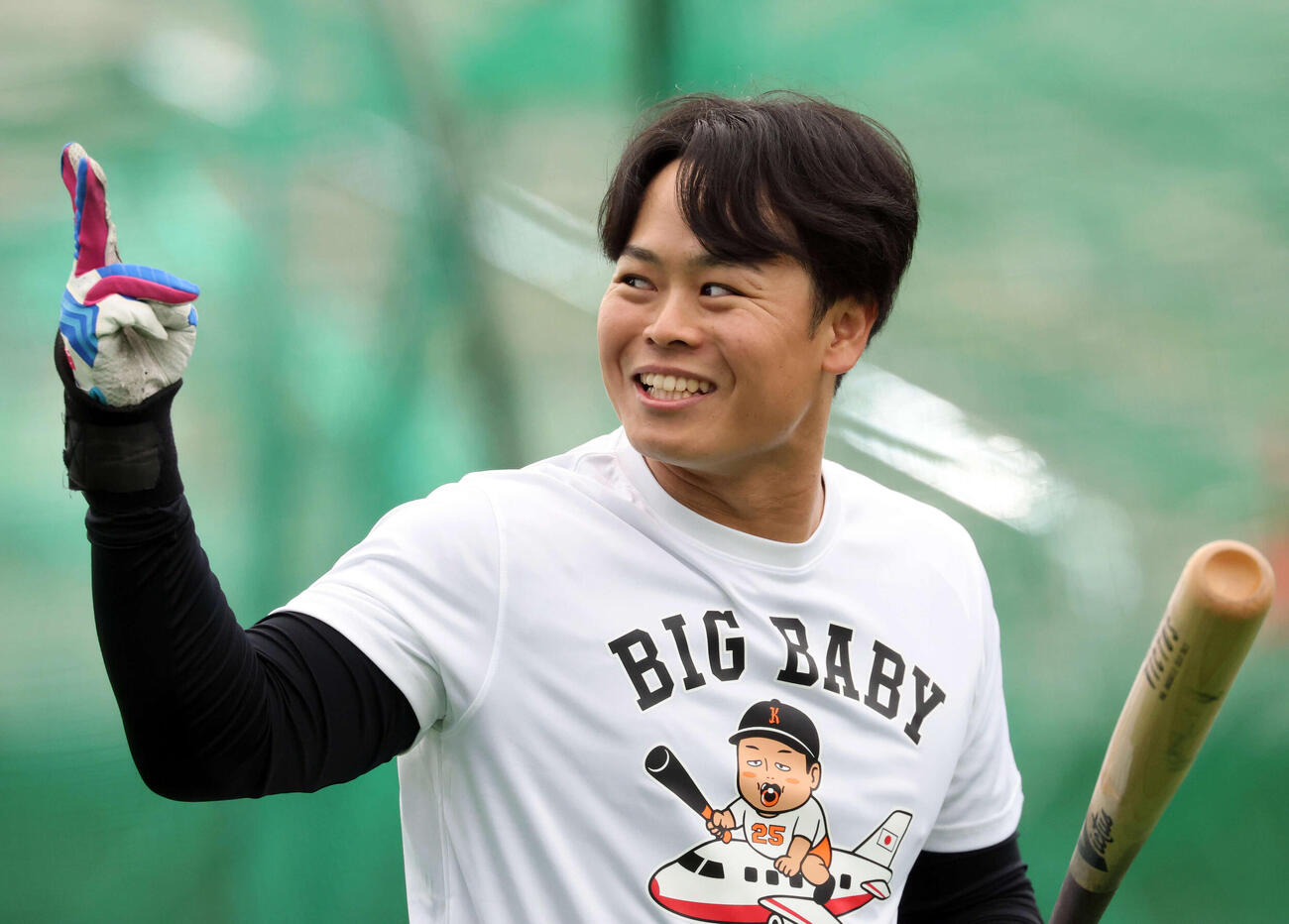 休日返上で木の花ドームに練習に来た巨人中山はハツラツとした表情でマシン打撃で打ち込む（撮影・浅見桂子）