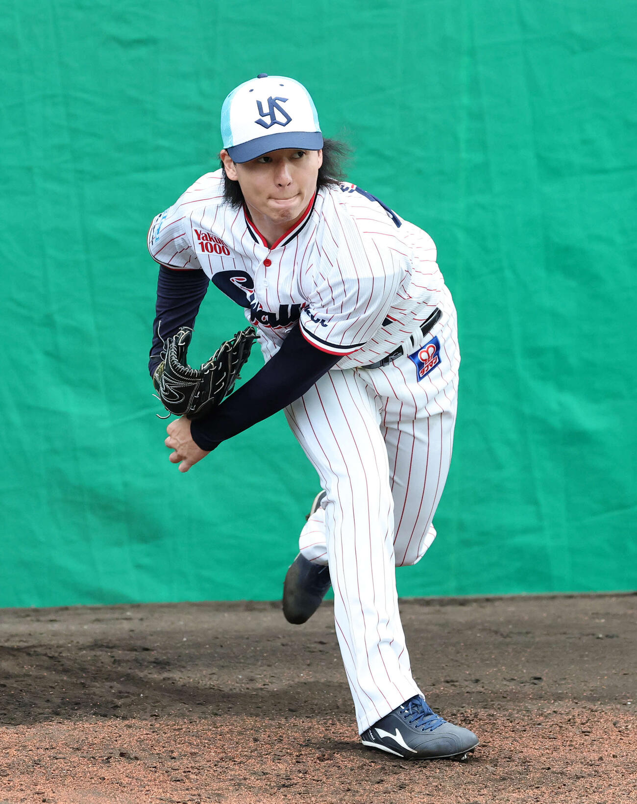 ブルペンで投球練習するヤクルト増居（撮影・鈴木正人）　