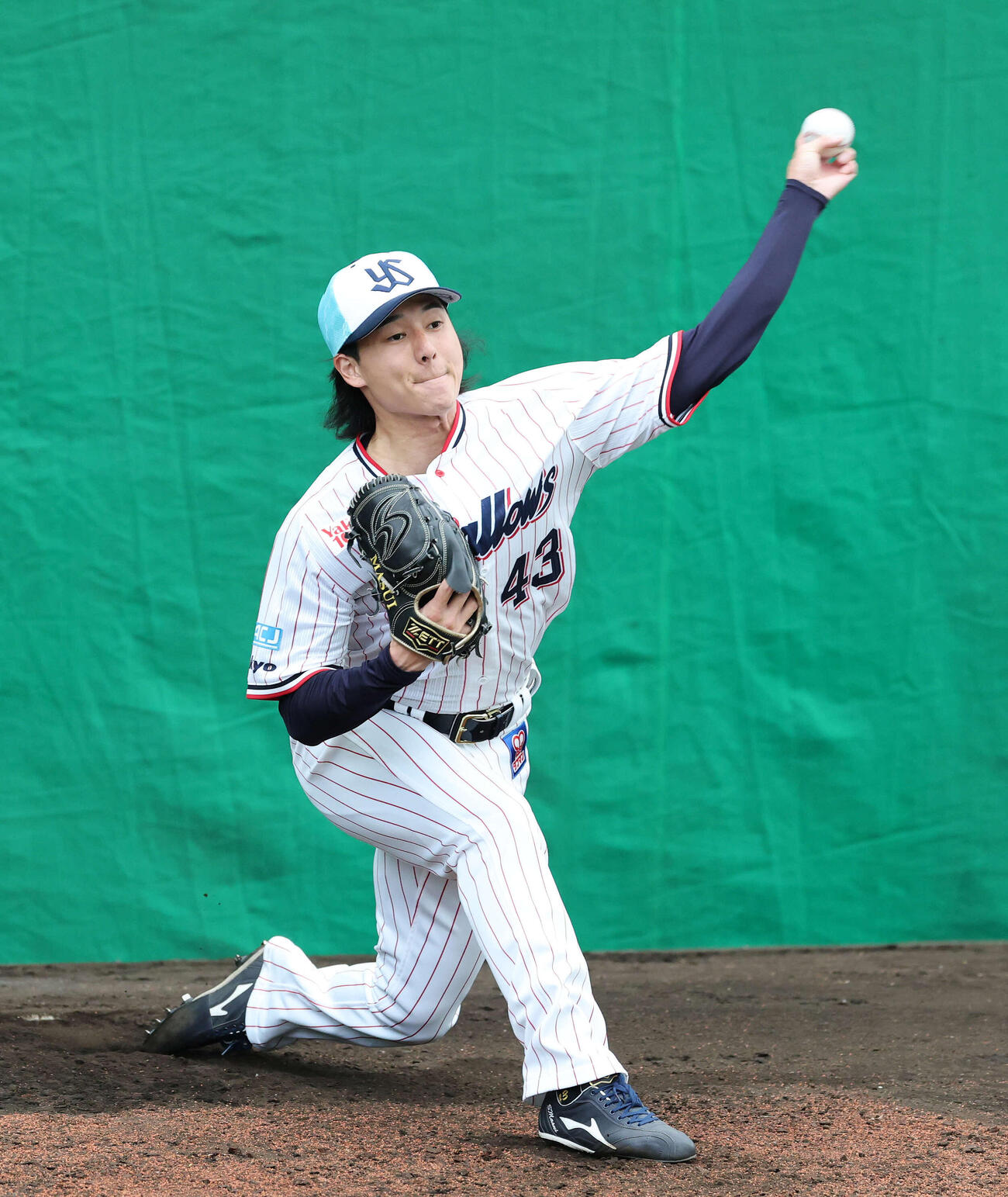 ブルペンで投球練習するヤクルト増居（撮影・鈴木正人）　