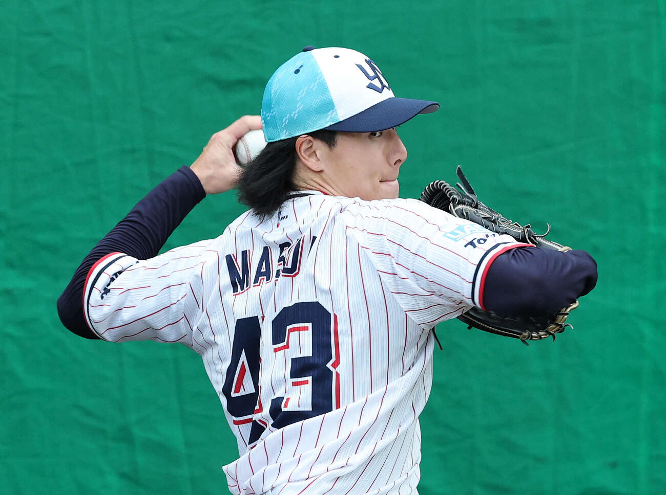 ブルペンで投球練習するヤクルト増居（撮影・鈴木正人）　