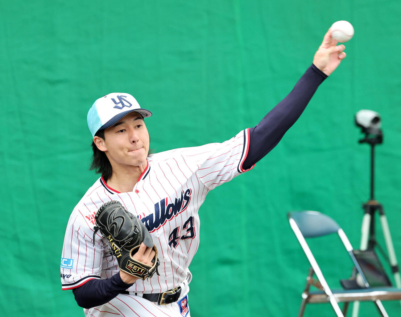 ブルペンで投球練習するヤクルト増居（撮影・鈴木正人）　