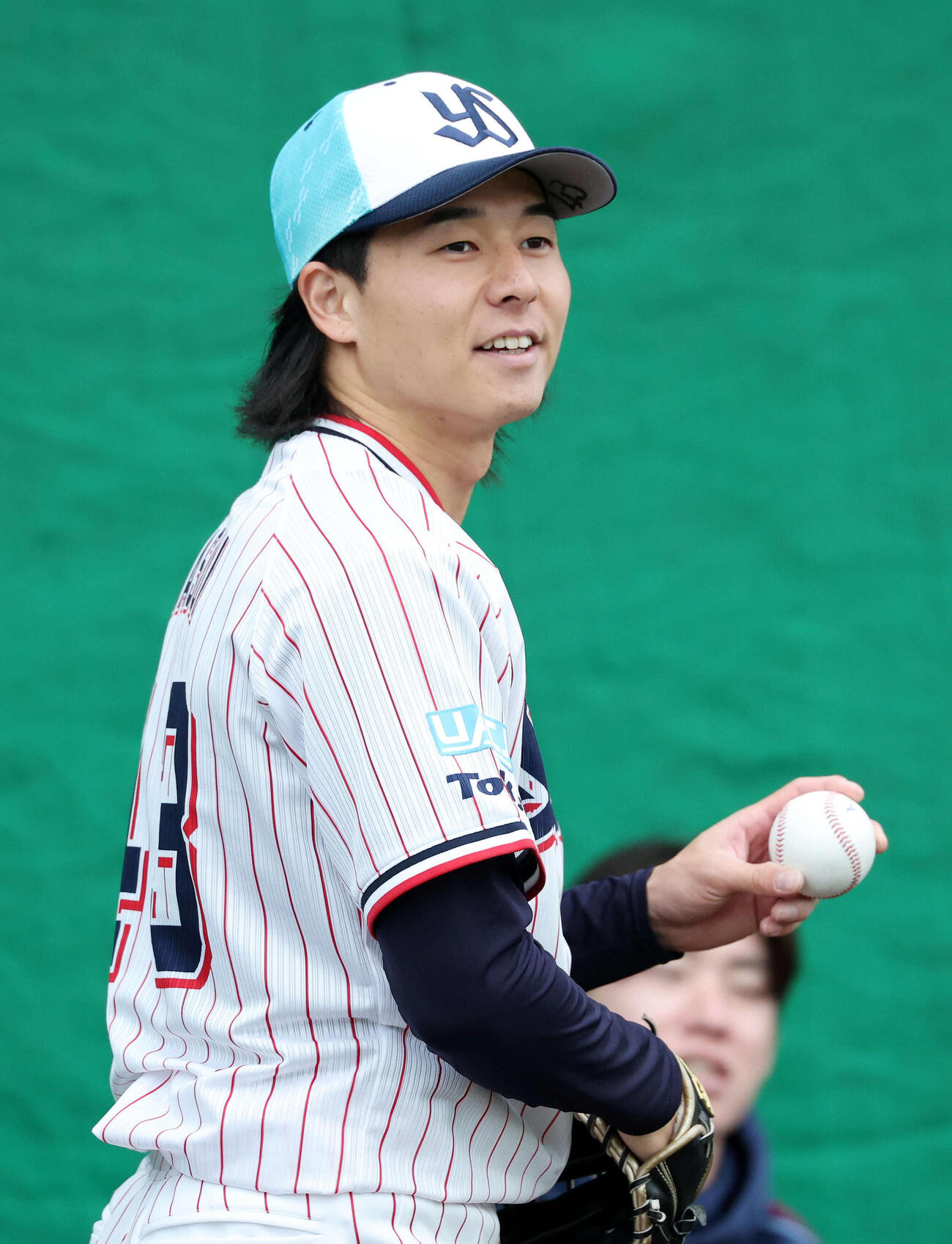 ブルペンで投球練習するヤクルト増居（撮影・鈴木正人）　