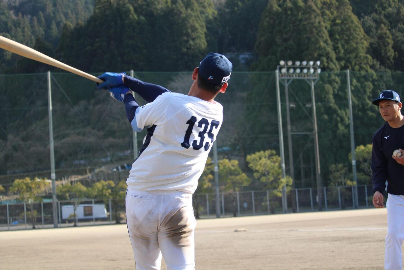 ロングティーで130メートル飛ばし左翼後方の白い小屋に当てた西武安藤（撮影・金子真仁）