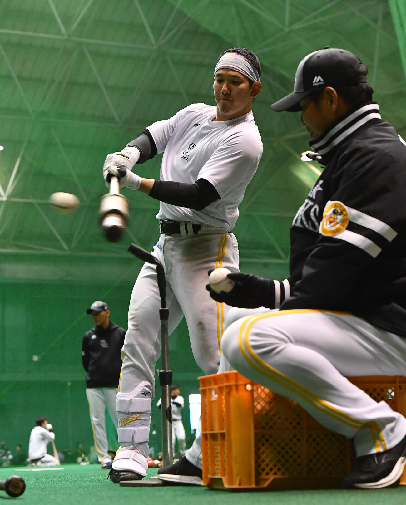打撃練習を行うソフトバンク栗原（撮影・岩下翔太）