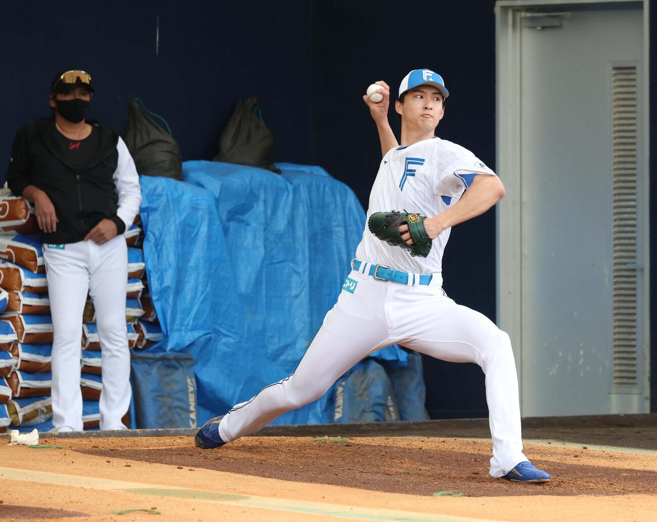 ブルペンで投球する達を見つめる新庄監督（26年2月1日撮影）