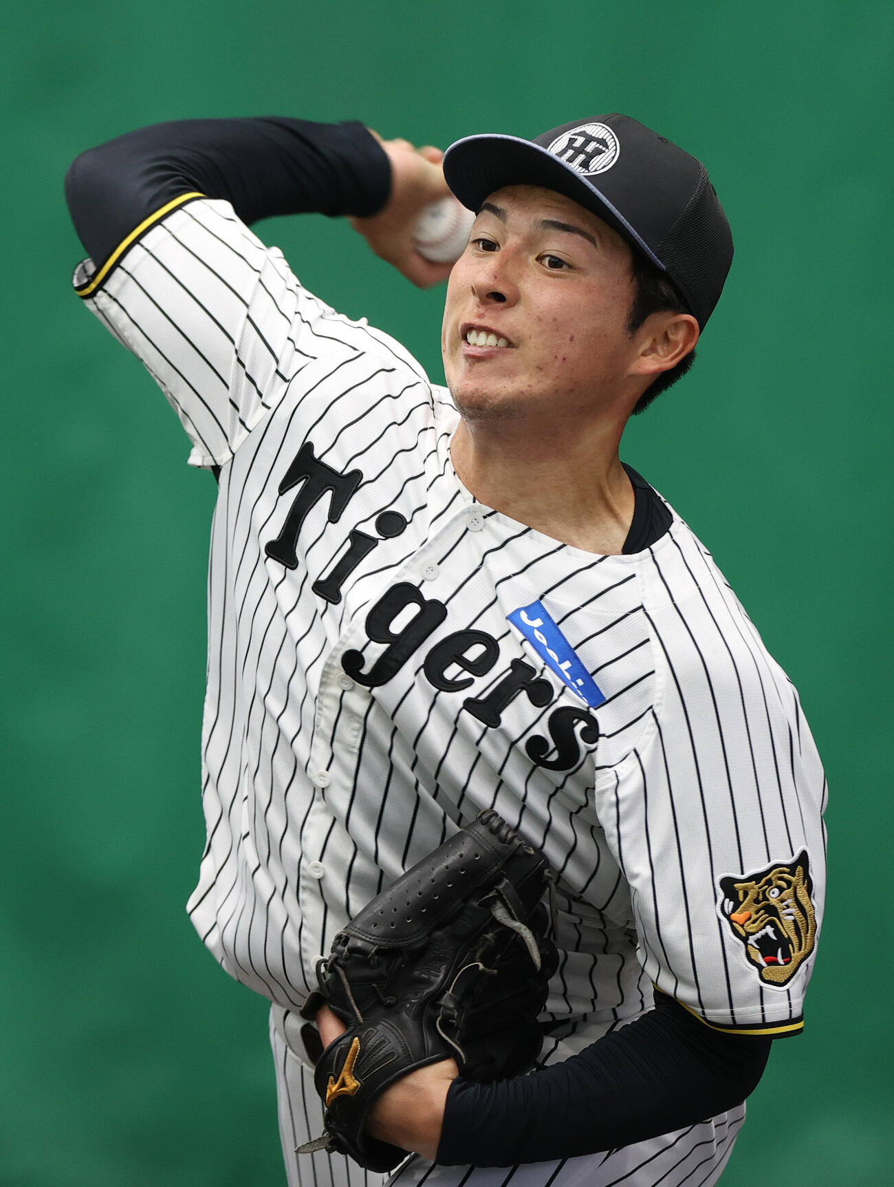 ブルペンで投球する阪神椎葉（撮影・上山淳一）