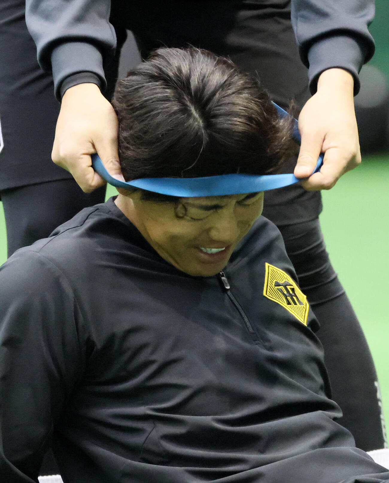 阪神谷端は立石からゴムチューブを頭から通される（撮影・加藤哉）