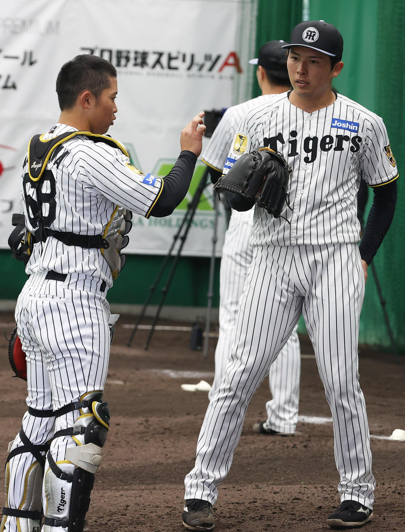 ブルペンで投球を終え阪神中川（左）と話す椎葉（撮影・上山淳一）